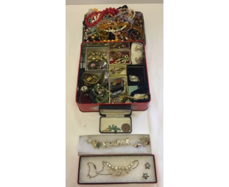 A quantity of mixed vintage costume jewellery to include: brooches, beads & clip-on earrings