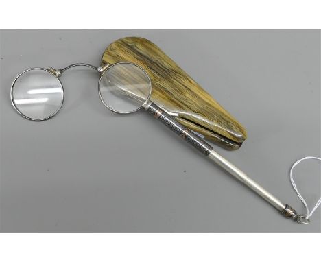LorgnetteSilbermontur, Niellotechnik, Griff ausziehbar, im alten Etui, um 1890, l 12 cm, 