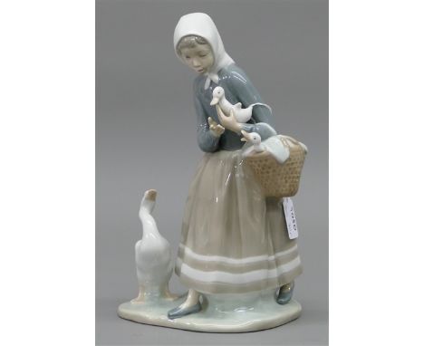 PorzellanskulpturFrau mit Gänsen, 20. Jh., blaue Bodenmarke, Manufaktur Lladro, teilweise bemalt, h 24 cm, 