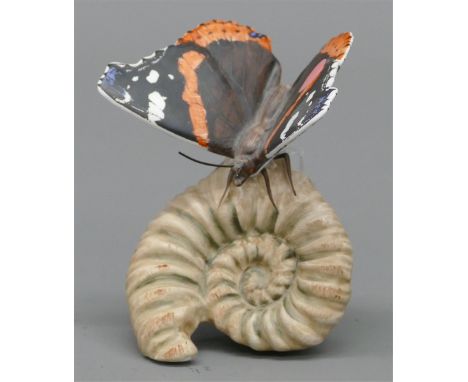 Porzellanskulptur Manufaktur Goebel, "Schmetterling auf Fossil", bemalt, Bodenmarke, h 9 cm, 