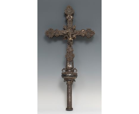 Processional cross. Spain, first half of the 16th century.Embossed silver.One of the plates on the back is missing. The angel