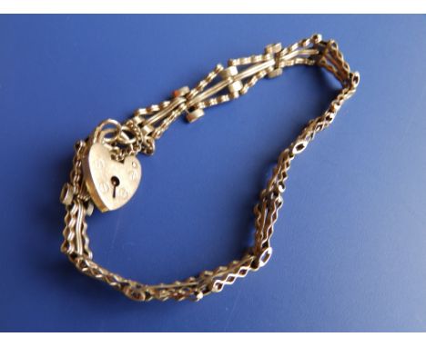 A 9ct gate link style bracelet.
