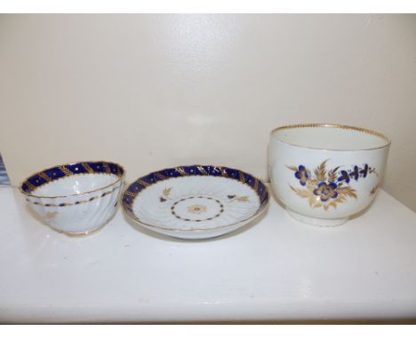 An 18thC Worcester blue & gilt decorated porcelain tea bowl & saucer and a sugar basin. (3)