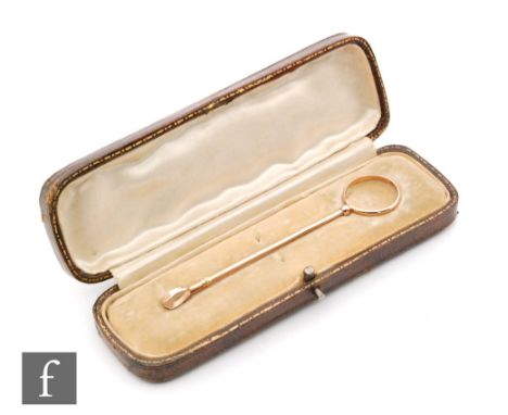 An early 20th Century 9ct rose gold cigarette holder of slim tubular form terminating in ring handle, length 9cm, cased. 