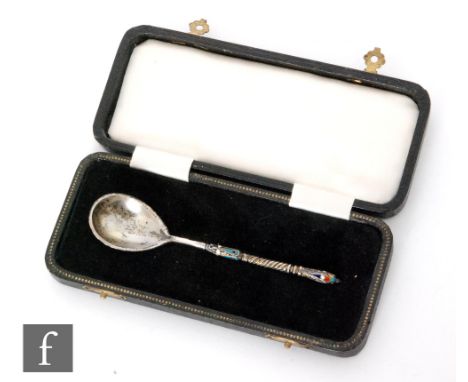 A Russian silver and enamelled cloisonne spoon decorated in tonal blue, red and white, length 11cm, impressed marks, boxed. 