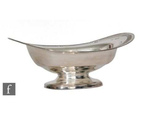 A hallmarked silver boat shaped bread basket of plain form with pierced borders, length 28cm, weight  14.5oz, Sheffield 1906,