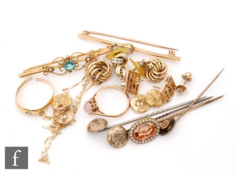 A small parcel lot of assorted 9ct and gilt metal jewellery to include earrings, rings, stick pins, bar brooches etc, total w