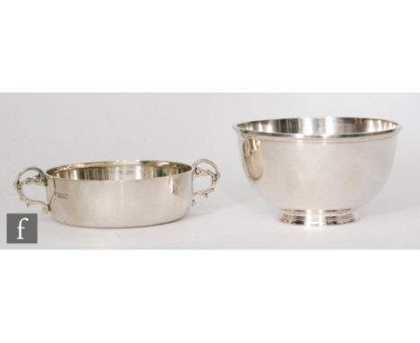 A hallmarked silver twin handled quaich of plain from, with a similar sugar basin, total weight 12.5oz, Chester 1908 and Lond