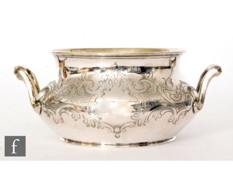 A Victorian hallmarked silver twin handled sugar basin with part engraved foliate scroll decoration, diameter 12cm, weight 9o