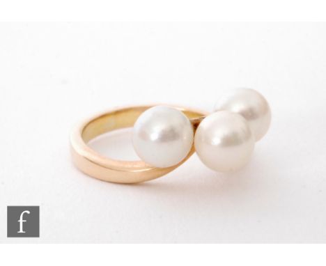 A modern 14ct three stone cultured pearl ring, stones set to a wishbone shaped shank, ring size K. 