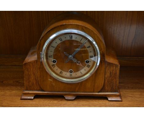 A walnut cased mantel clock and an oak cased mantel clock (2)