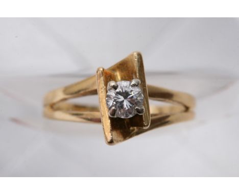 A 9ct gold ring. This ring is hallmarked 750 and possibly Edinburgh. Ring weights approximately 3g