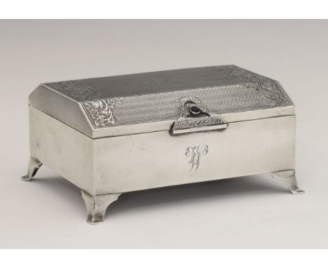 George V silver trinket box, the hinged cover with fine engine turned and engraved foliate decoration, the clasp inset with a