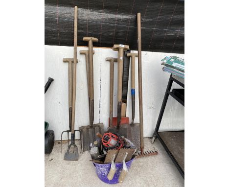 AN ASSORTMENT OF GARDEN TOOLS TO INCLUDE SPADES AND FORKS ETC 
