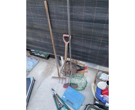AN ASSORTMENT OF GARDEN TOOLS TO INCLUDE A FORK, SHEARS AND HANGING BASKETS ETC 