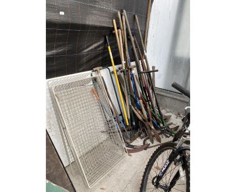A LARGE ASSORTMENT OF GARDEN TOOLS TO INCLUDE SHEARS, FORKS AND HOES ETC 