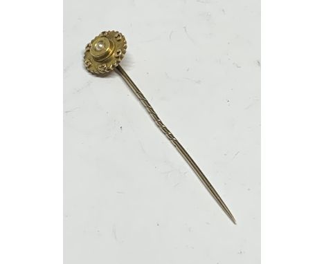 A VICTORIAN 15 CARAT GOLD SEED PEARL STICK PIN GROSS WEIGHT 2 GRAMS IN A PRESENTATION  BOX 