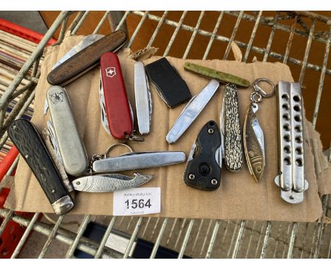 AN ASSORTMENT OF FOURTEEN POCKET KNIVES TO INCLUDE A SWISS ARMY KNIFE 