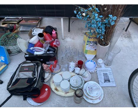 AN ASSORTMENT OF GLASS AND CERAMIC ITEMS TO INCLUDE PLATES, BOWLS AND TUMBLERS ETC 