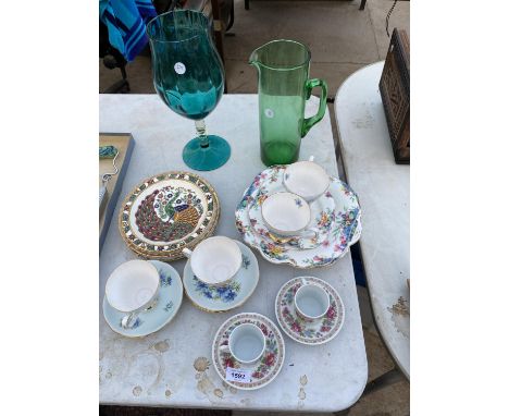 AN ASSORTMENT OF ITEMS TO INCLUDE COLCLOUGH CUPS AND SAUCERS, A GLASS JUG AND A GLASS VASE ETC 