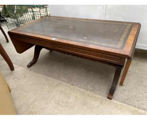 AN ANTIQUE SOFA TABLE STYLE COFFEE TABLE WITH INSET LEATHER TOP 