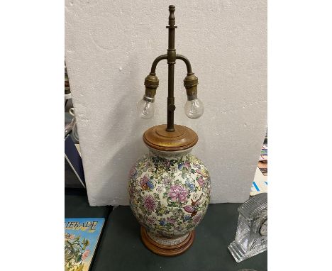 A DECORATIVE ORIENTAL STYLE TABLE LAMP 