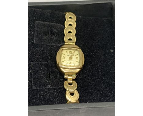 AN ACCURIST 21 JEWELS WRIST WATCH WITH A  HALLMARKED 9 CARAT GOLD CASE ON A ROLLED GOLD STRAP NO CROWN WINDER 