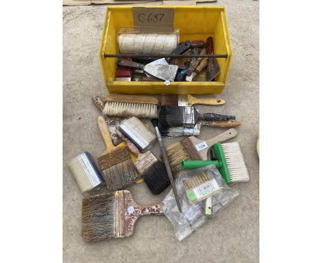 AN ASSORTMENT OF DECORATORS TOOLS TO INCLUDE PAINT BRUSHES AND SCRAPPERS ETC 