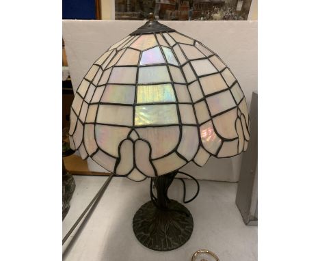 A LARGE TIFFANY STYLE LAMP WITH A WHITE PEARLISED SHADE 