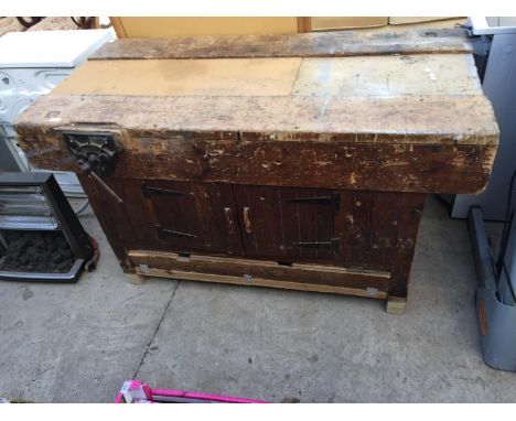 A VINTAGE WOODEN WORK BENCH WITH A RECORD BENCH VICE 