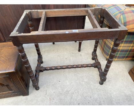 AN EARLY 20TH CENTURY OAK TABLE BASE ON BOBBIN TURNED LEGS AND STRETCHERS, 32 X 18" 