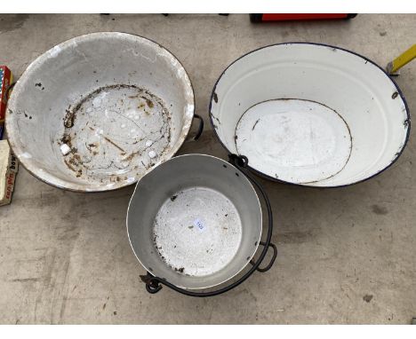 AN ENAMEL WASH BOWL, A SMALL ENAMEL BATH AND A STAINLESS STEEL COOKING POT 