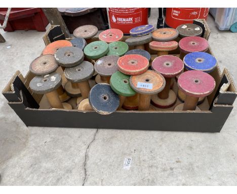 A LARGE COLLECTION OF VINTAGE WOODEN BOBBIN REELS 