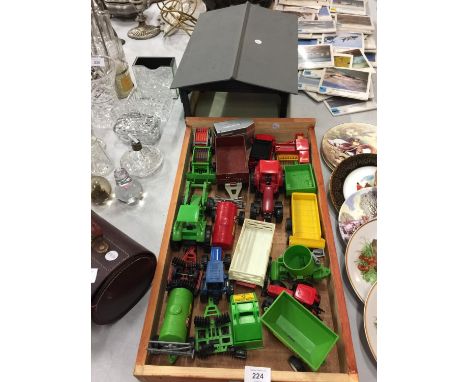 A WOODEN TRAY OF VARIOUS FARM MACHINERY TOYS TOGETHER WITH FARM/TRACTOR BUILDING 