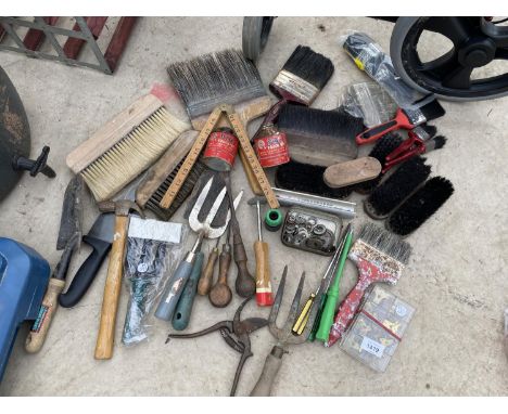AN ASSORTMENT OF HAND TOOLS TO INCLUDE HAMMER, PAINT BRUSHES AND FORKS ETC 