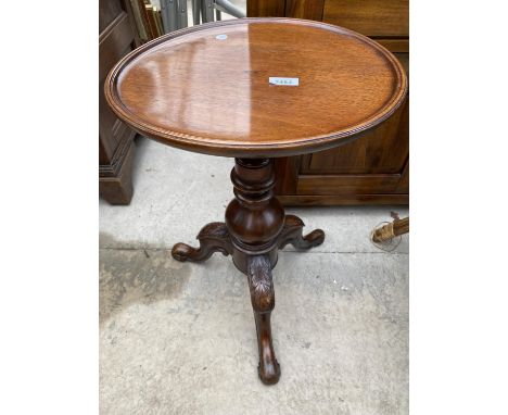 A SMALL VICTORIAN MAHOGANY TRIPOD TABLE 