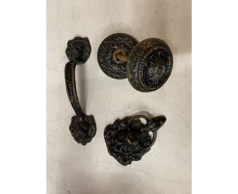 THREE PAINTED BRASS ITEMS TO INCLUDE A DOOR KNOCKER, HANDLE AND KNOB 