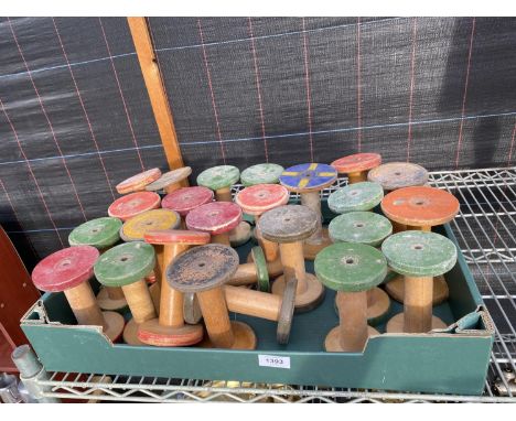 A LARGE QUANTITY OF VINTAGE WOODEN BOBBIN REELS 