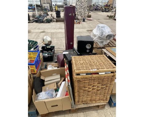 AN ASSORTMENT OF HOUSEHOLD CLEARANCE ITEMS TO INCLUDE A WICKER BASKET, A STORAGE CASE AND A SPEAKER ETC 