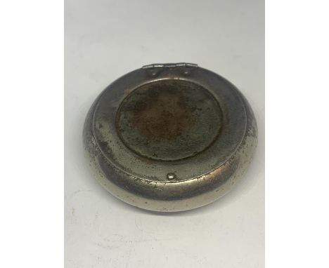 A WHITE METAL SNUFF BOX 