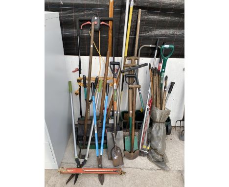 A LARGE QUANTITY OF GARDEN TOOLS TO INCLUDE A TURF CUTTER, SPADES AND FORKS ETC 