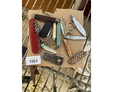 AN ASSORTMENT OF TWELVE POCKET KNIVES TO INCLUDE A SWISS ARMY KNIFE 