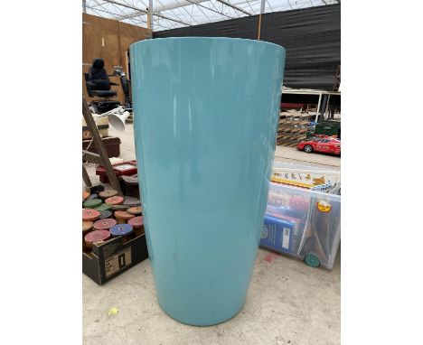 A TALL STYLISH INDIVIDUAL MODERN FIBRE GLASS PLANTER 