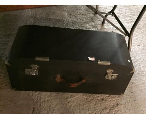 A VINTAGE CAR INNER BOOT TRAVEL HARD CASE BLACK TRUNK WITH LEATHER HANDLE, 78CM WIDTH, 28CM HIGH, DEPTH 46CM 