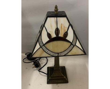 AN ART DECO TIFFANY STYLE LAMP SEEN WORKING BUT NO WARRANTY 
