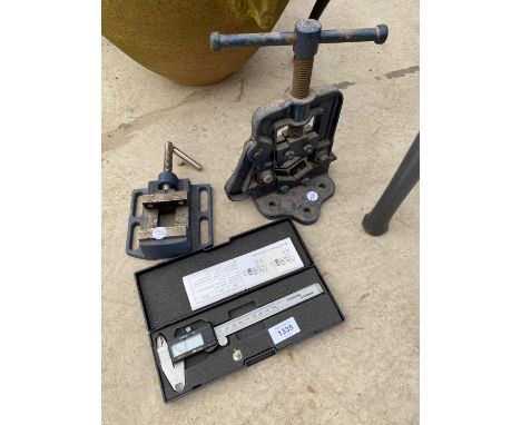 A RECORD 92 BENCH VICE, A SET OF ELECTRONIC CALIPERS AND A FURTHER VICE 