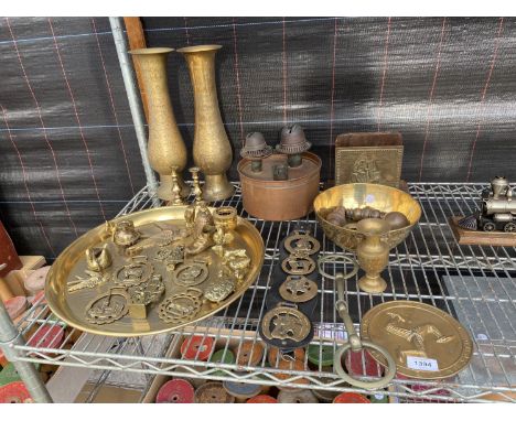AN ASSORTMENT OF BRASS AND COPPER WARE TO INCLUDE A COPPER PARAFIN LAMP BURNER, A BRASS CHARGER AND HORSE BRASSES ETC 