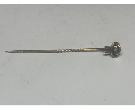 A VICTORIAN 15 CARAT GOLD STICK PIN WITH SEED PEARL IN A PRESENTATION BOX 