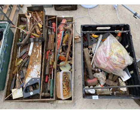 AN ASSORTMENT OF VINTAGE TOOLS TO INCLUDE HAMMERS, SCREW DRIVERS AND A SAW ETC 