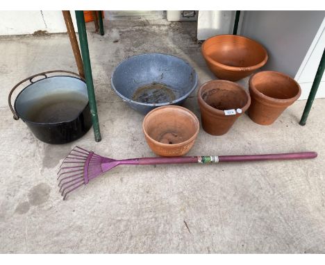 AN ASSORTMENT OF ITEMS TO INCLUDE TERRACOTTA PLANT POTS, AN ENAMEL WASH BOWL AND A LARGE COOKING POT ETC 